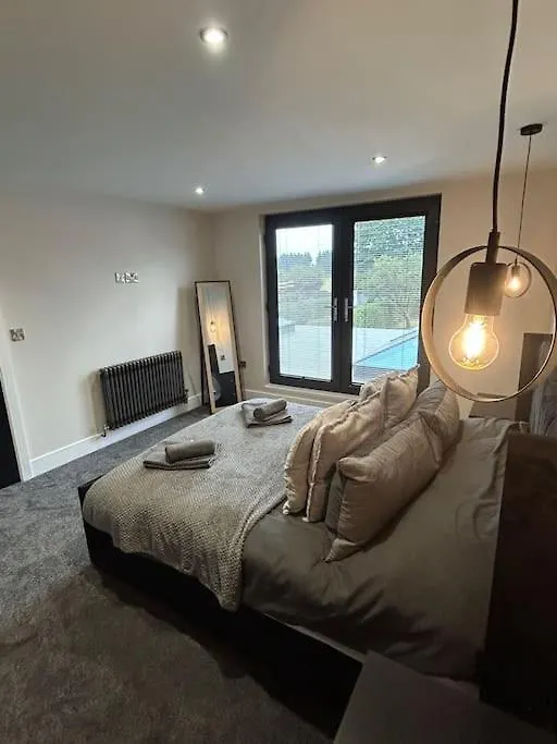 Spacious & Modern House Sleeps 8 York