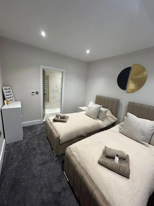 Spacious & Modern House Sleeps 8 York