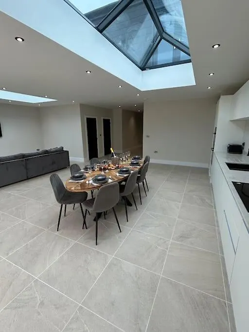 Spacious & Modern House Sleeps 8 York Reino Unido
