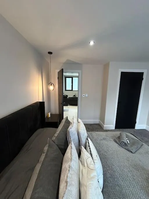 Spacious & Modern House Sleeps 8 York 0*,