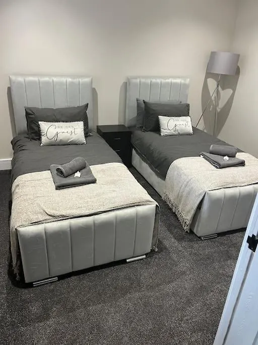 Spacious & Modern House Sleeps 8 York