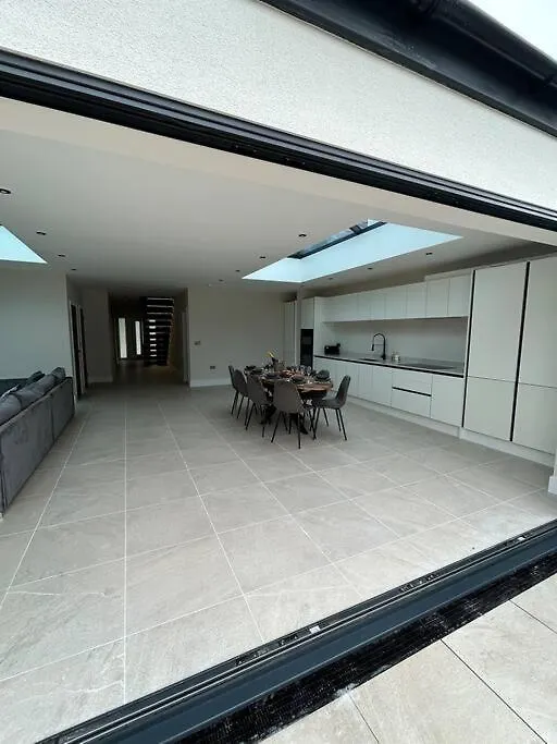 Spacious & Modern House Sleeps 8 York 0*,