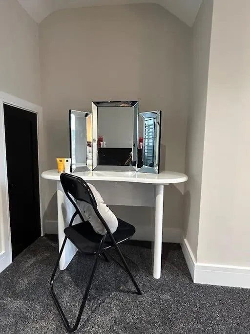 Spacious & Modern House Sleeps 8 York