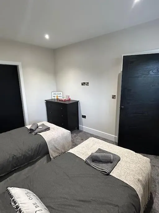 Spacious & Modern House Sleeps 8 York 0*,