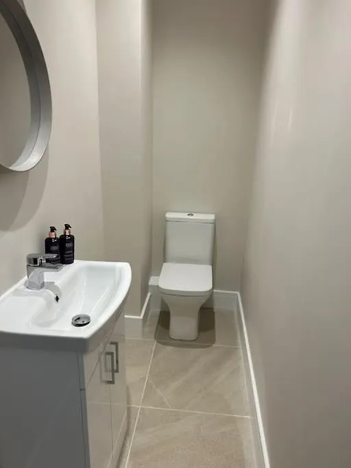 Spacious & Modern House Sleeps 8 York