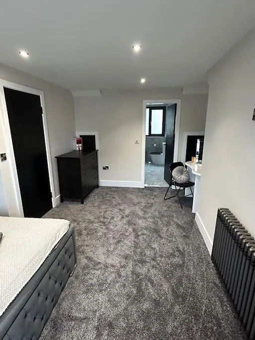 Spacious & Modern House Sleeps 8 York